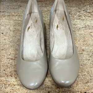 AEROSOLES Cream Heels Versatile Elegance